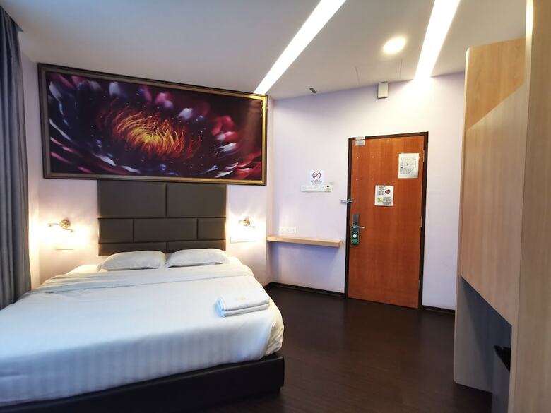 Oyo 89423 Zenz Hotel