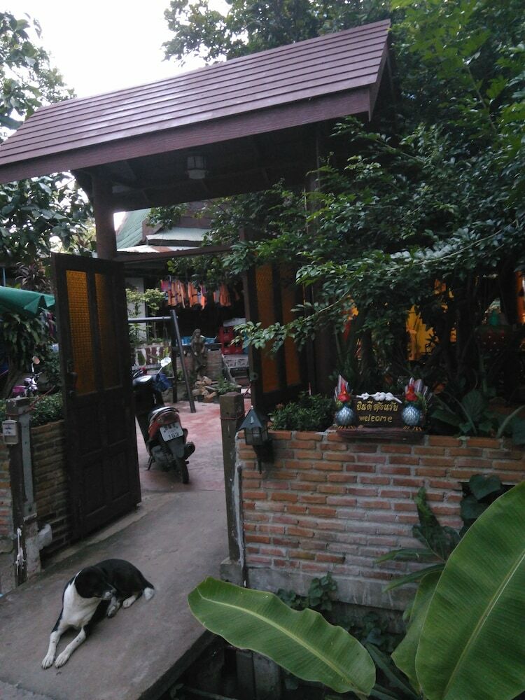 Hotel Rueanphen Homestay