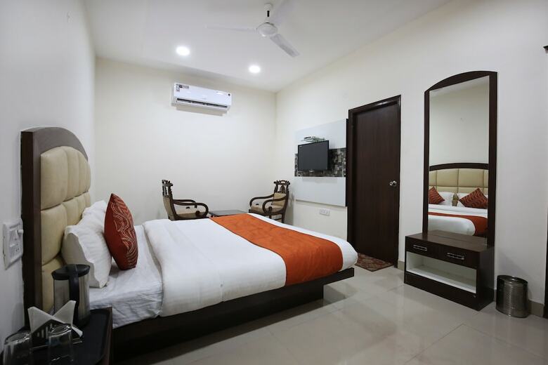 Oyo 4856 Hotel The Benz