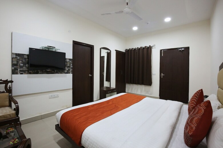 Oyo 4856 Hotel The Benz