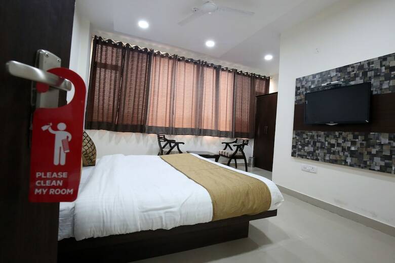 Oyo 4856 Hotel The Benz