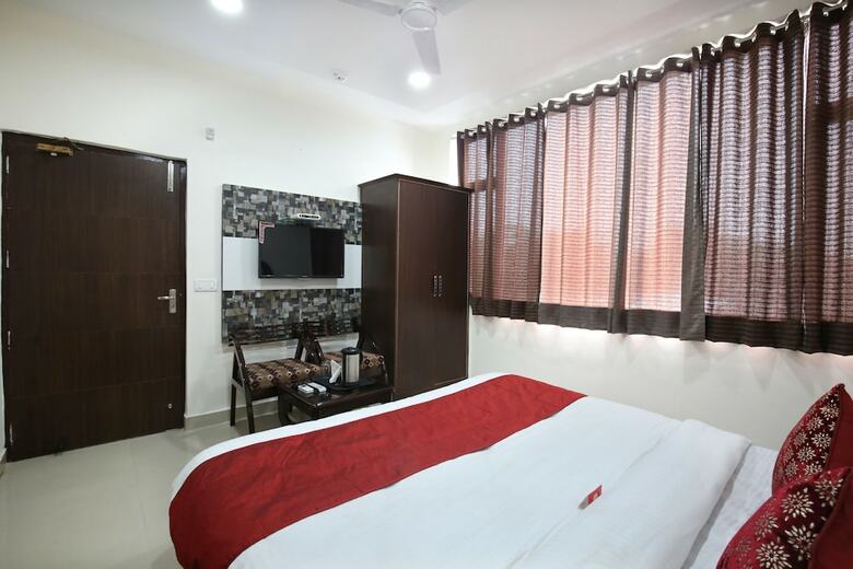 Oyo 4856 Hotel The Benz
