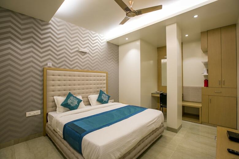 Oyo 3774 Hotel Naman Palace