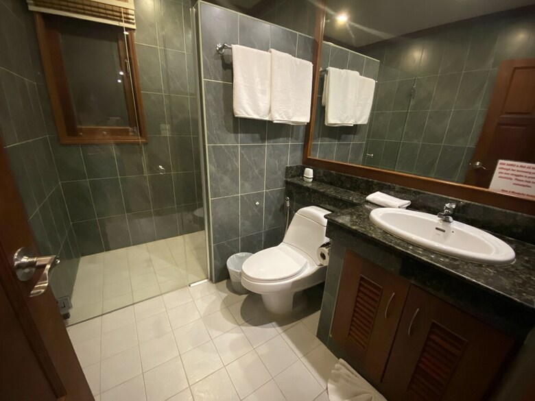 Villa 4 Br Seaview Walk To Beach Tg48