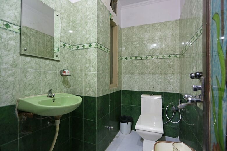 Oyo 7634 Hotel Delhi Continental