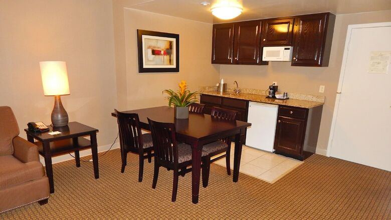 Holiday Inn Hotel & Suites Boston - Peabody