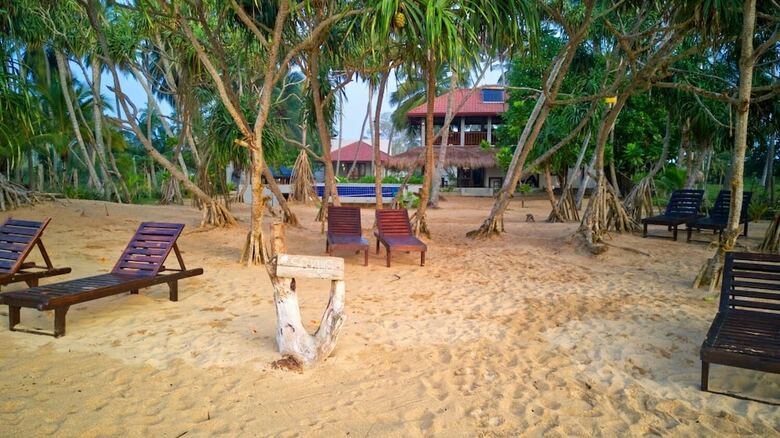 Hotel Sanjis The Seaside Cabanas