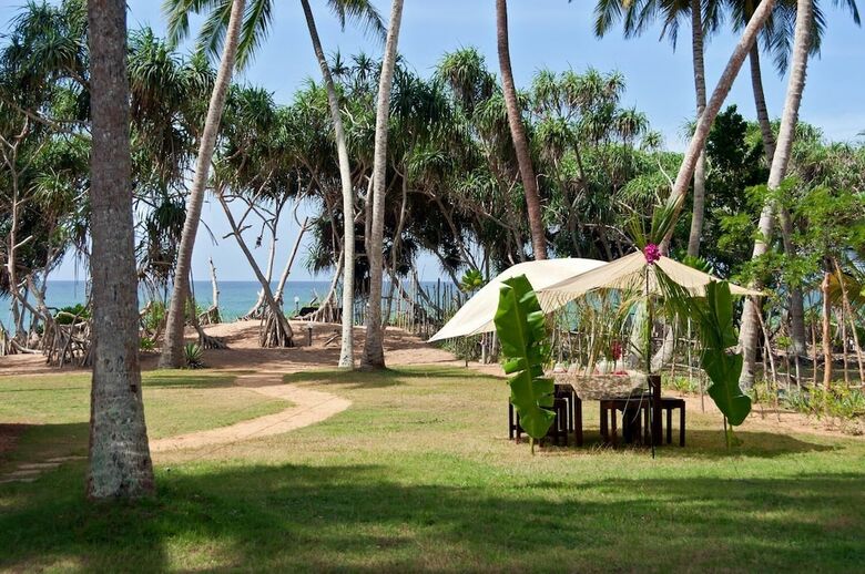 Hotel Sanjis The Seaside Cabanas