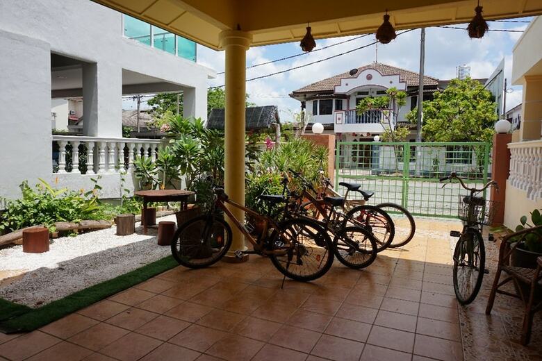 Hostal Three Little Birds Home - Hostel