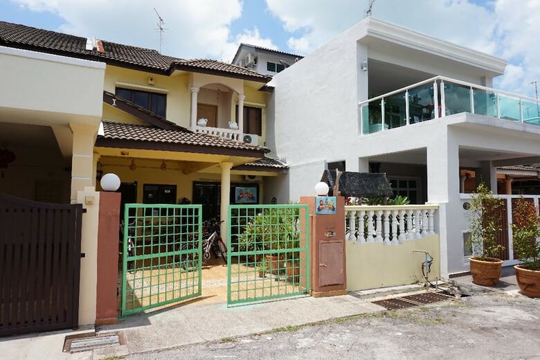 Hostal Three Little Birds Home - Hostel