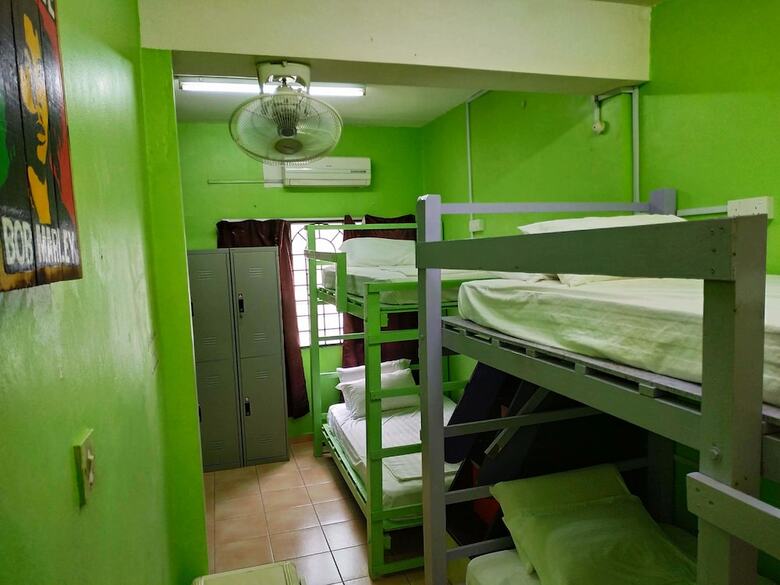 Hostal Three Little Birds Home - Hostel