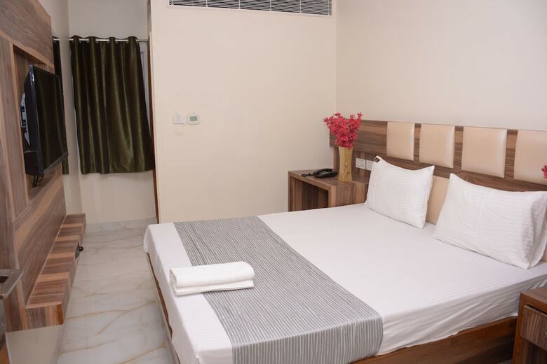 Hotel Golden Oasis Delhi