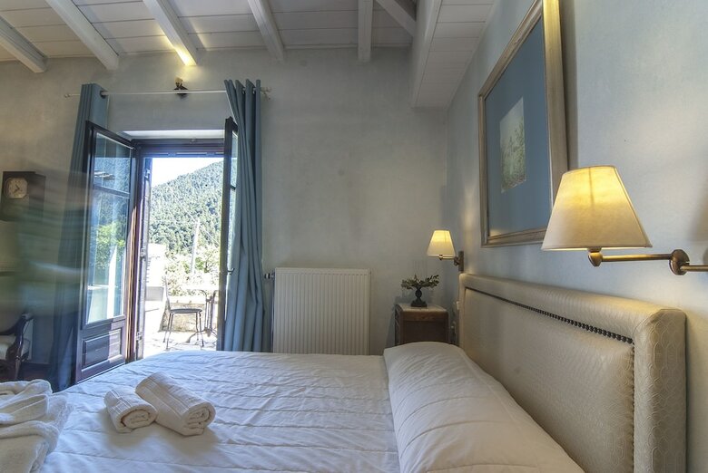 Hotel Ostra Mainalon Luxury Suites