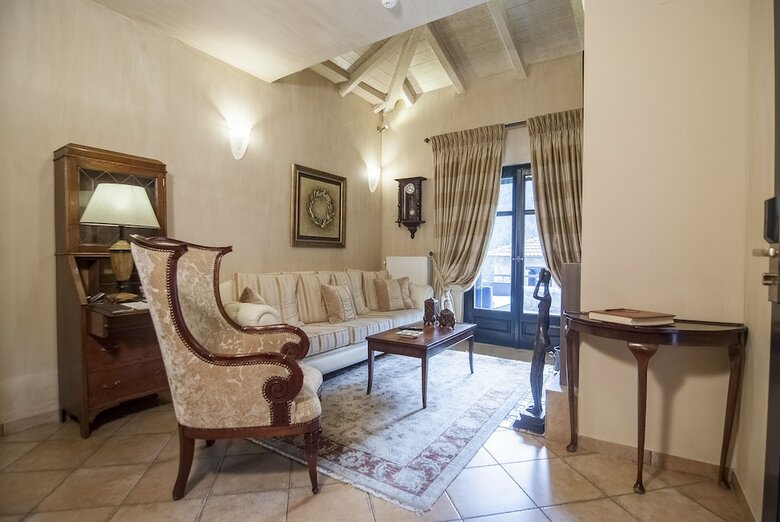 Hotel Ostra Mainalon Luxury Suites