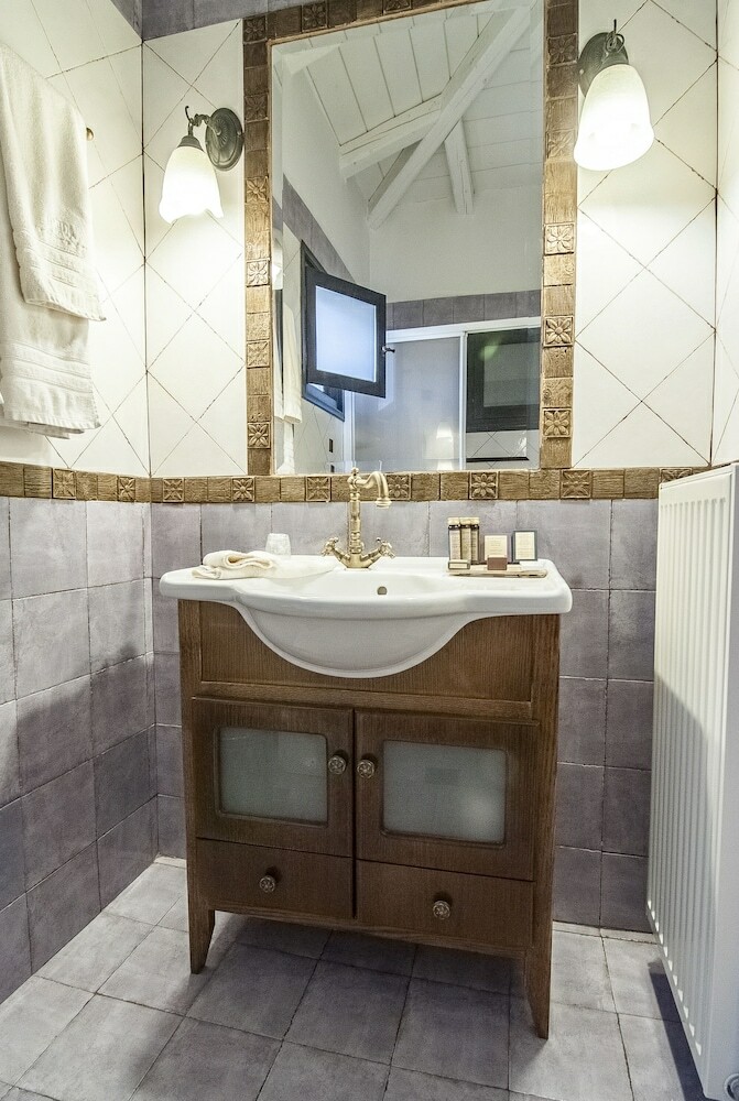 Hotel Ostra Mainalon Luxury Suites