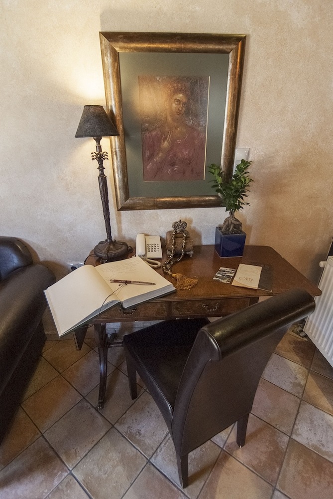 Hotel Ostra Mainalon Luxury Suites