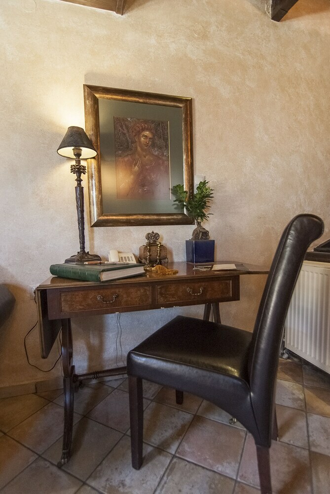 Hotel Ostra Mainalon Luxury Suites