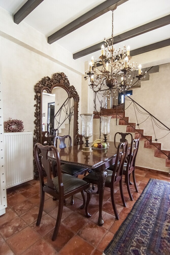 Hotel Ostra Mainalon Luxury Suites