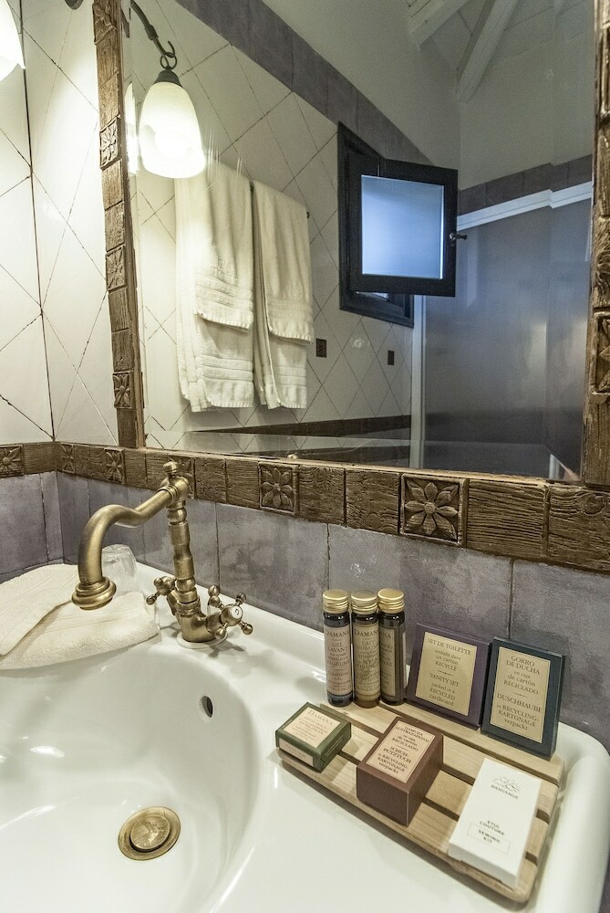 Hotel Ostra Mainalon Luxury Suites