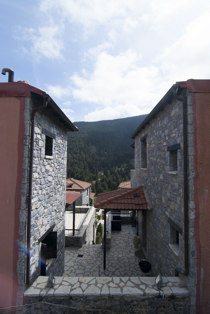 Hotel Ostra Mainalon Luxury Suites
