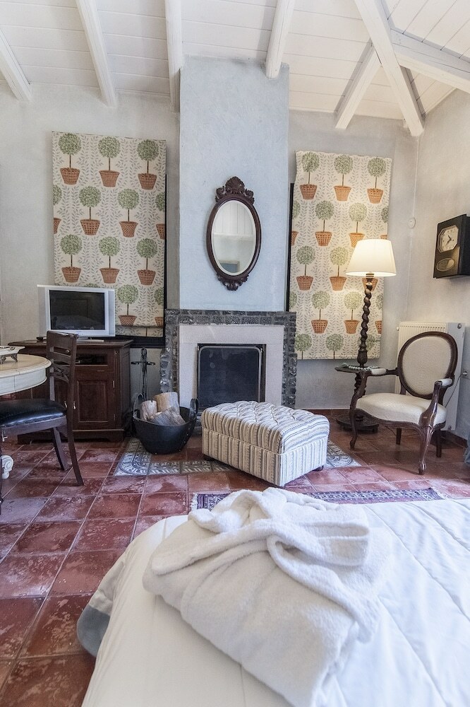 Hotel Ostra Mainalon Luxury Suites