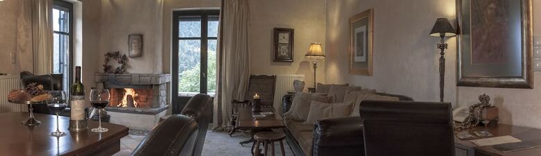 Hotel Ostra Mainalon Luxury Suites
