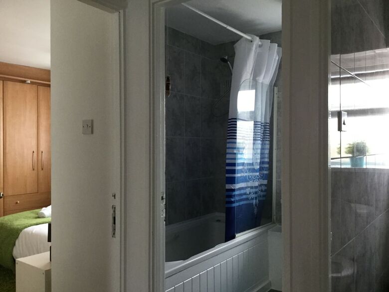 Apartamentos Nice 4 Bed Near Basildon Town Centre