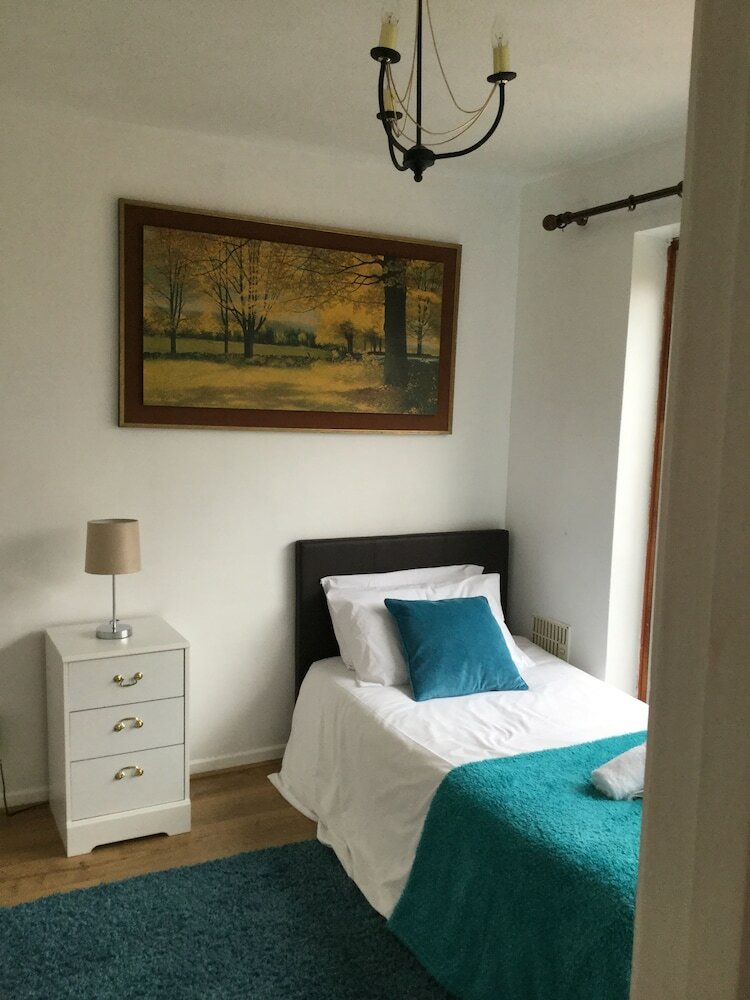 Apartamentos Nice 4 Bed Near Basildon Town Centre