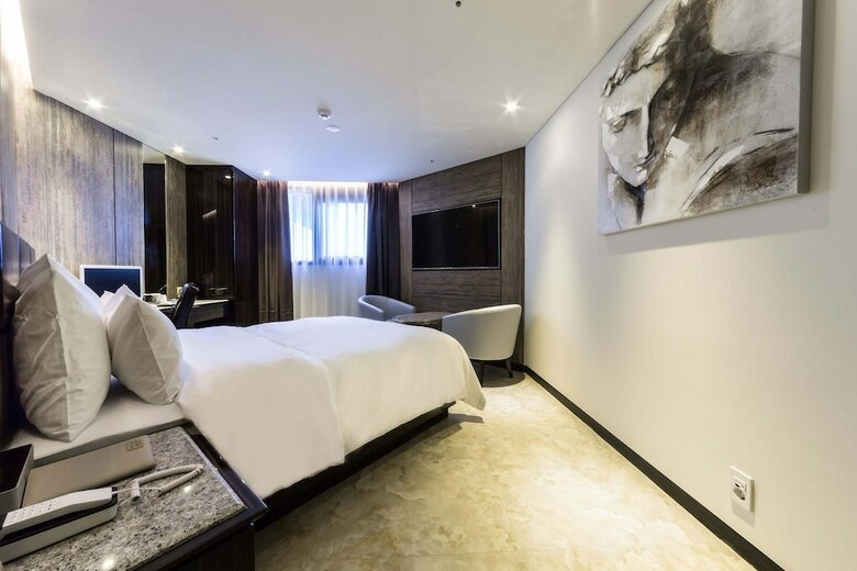 Hotel Indi Present