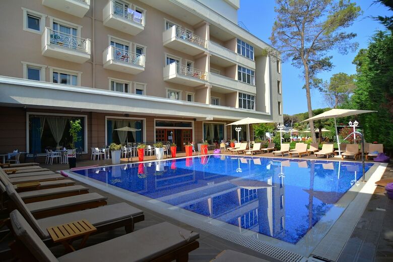 Hotel Sandy Beach Resort