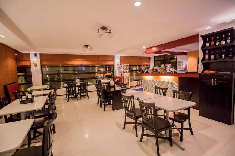 Hotel The Red Palm Suites And Restaurant