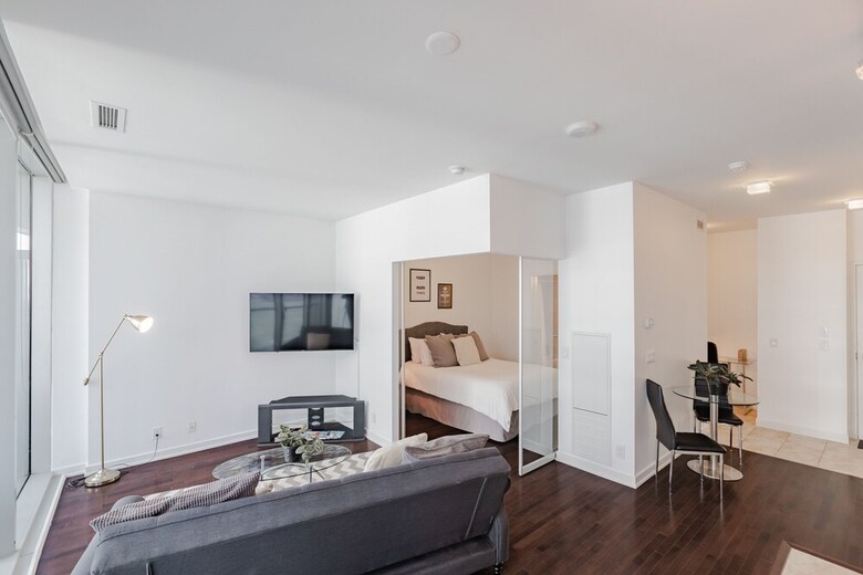 Noel Suites - York And Harbour St.