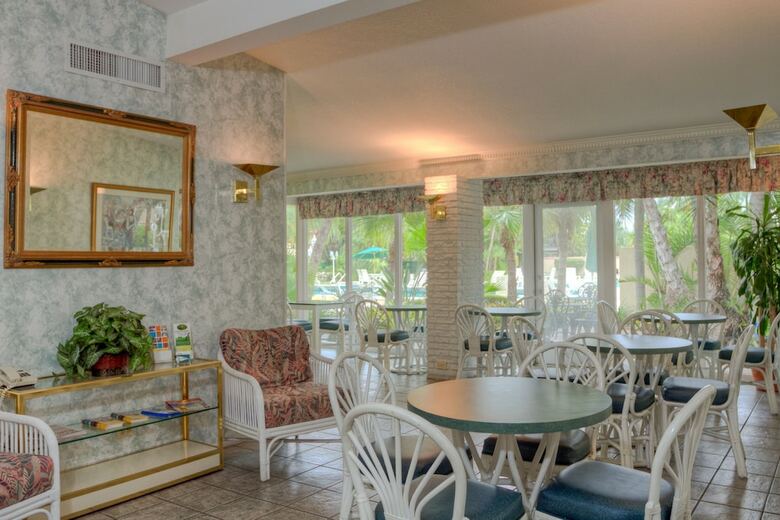 Hotel Golden Host Resort