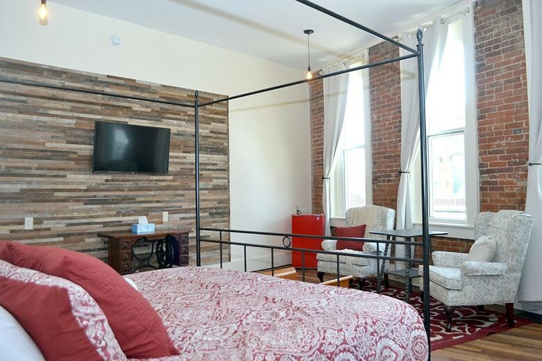 Hotel Eighteen-ninety Sleepover