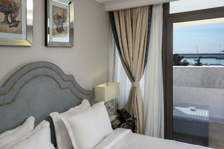 Marina Yacht Hotel