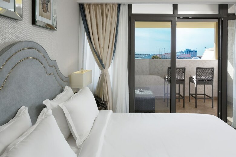 Marina Yacht Hotel
