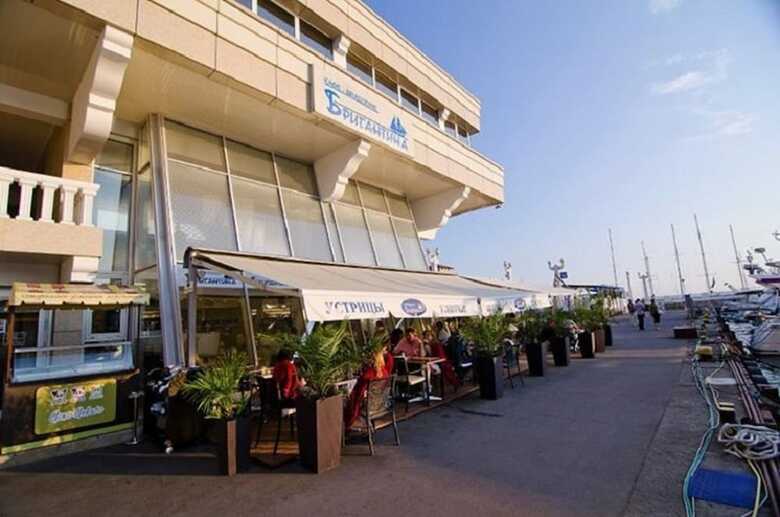 Marina Yacht Hotel