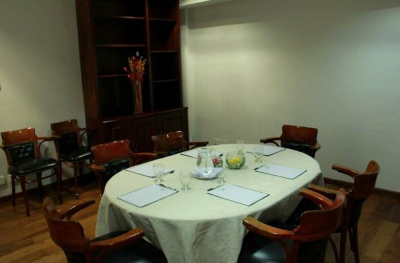 Hotel Mayflower Suites