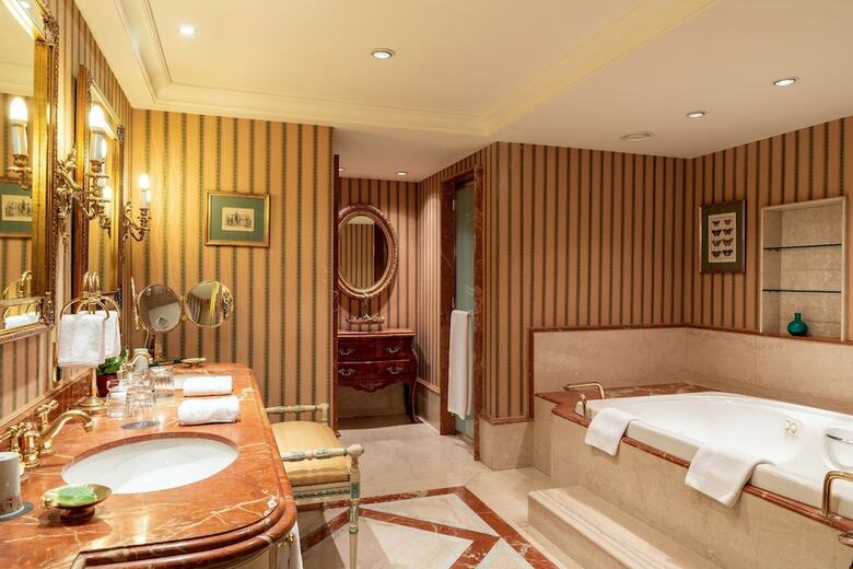 Park Tower - A Luxury Collection Hotel