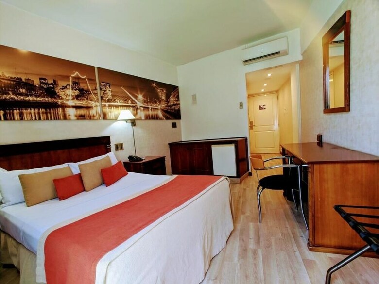 Reconquista Plaza Hotel