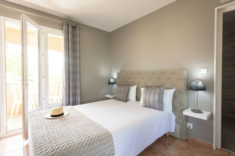 Hotel H�tel Saint Geni�s