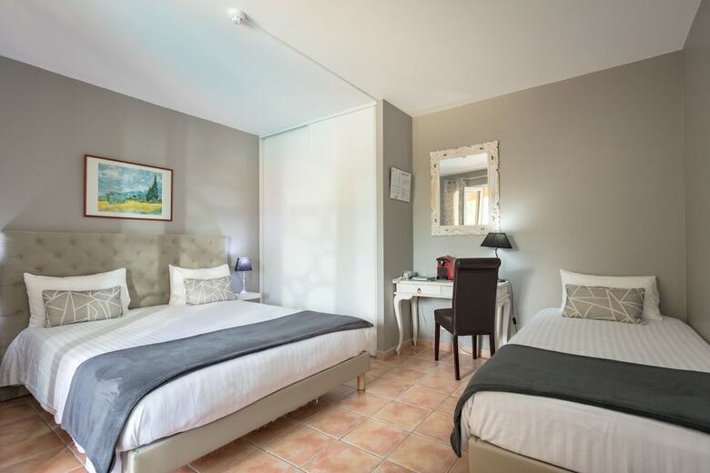 Hotel H�tel Saint Geni�s