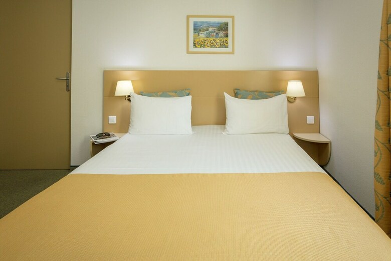 Hotel H�tel Saint Geni�s