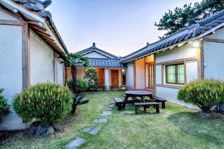 Hotel Stone Statue Village Hanok