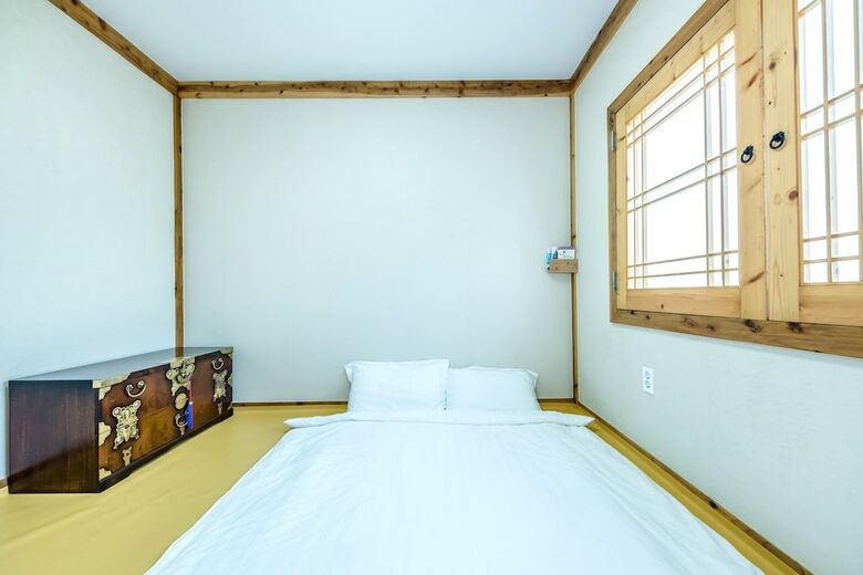 Hotel Stone Statue Village Hanok