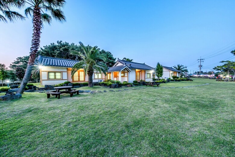 Hotel Stone Statue Village Hanok