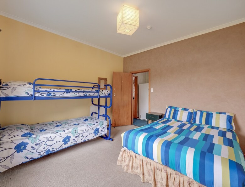 Hostal Surat Bay Lodge & Backpackers Hostel