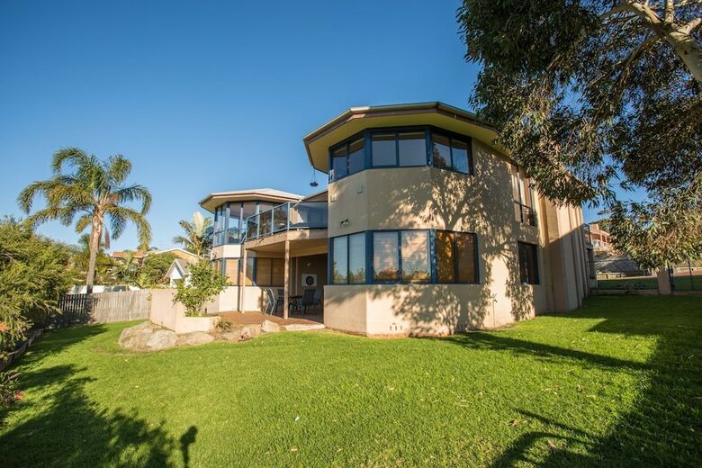 Tura Beach House On Pacific Way