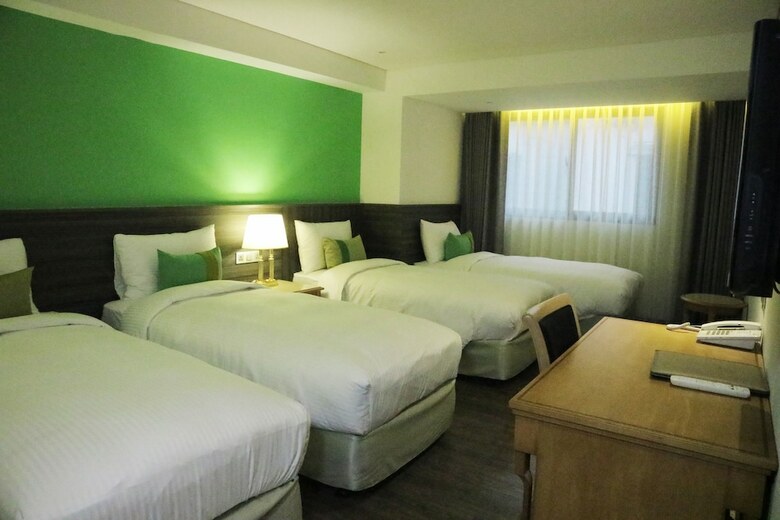 Green World Triplebeds Hotel
