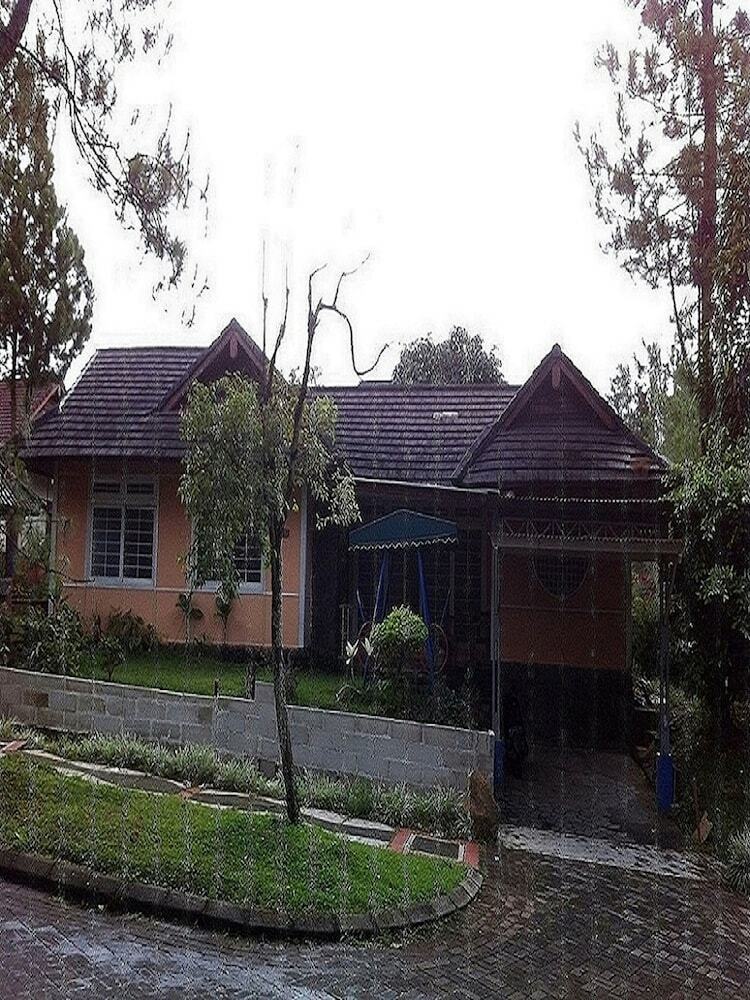Villa Kota Bunga Sakura